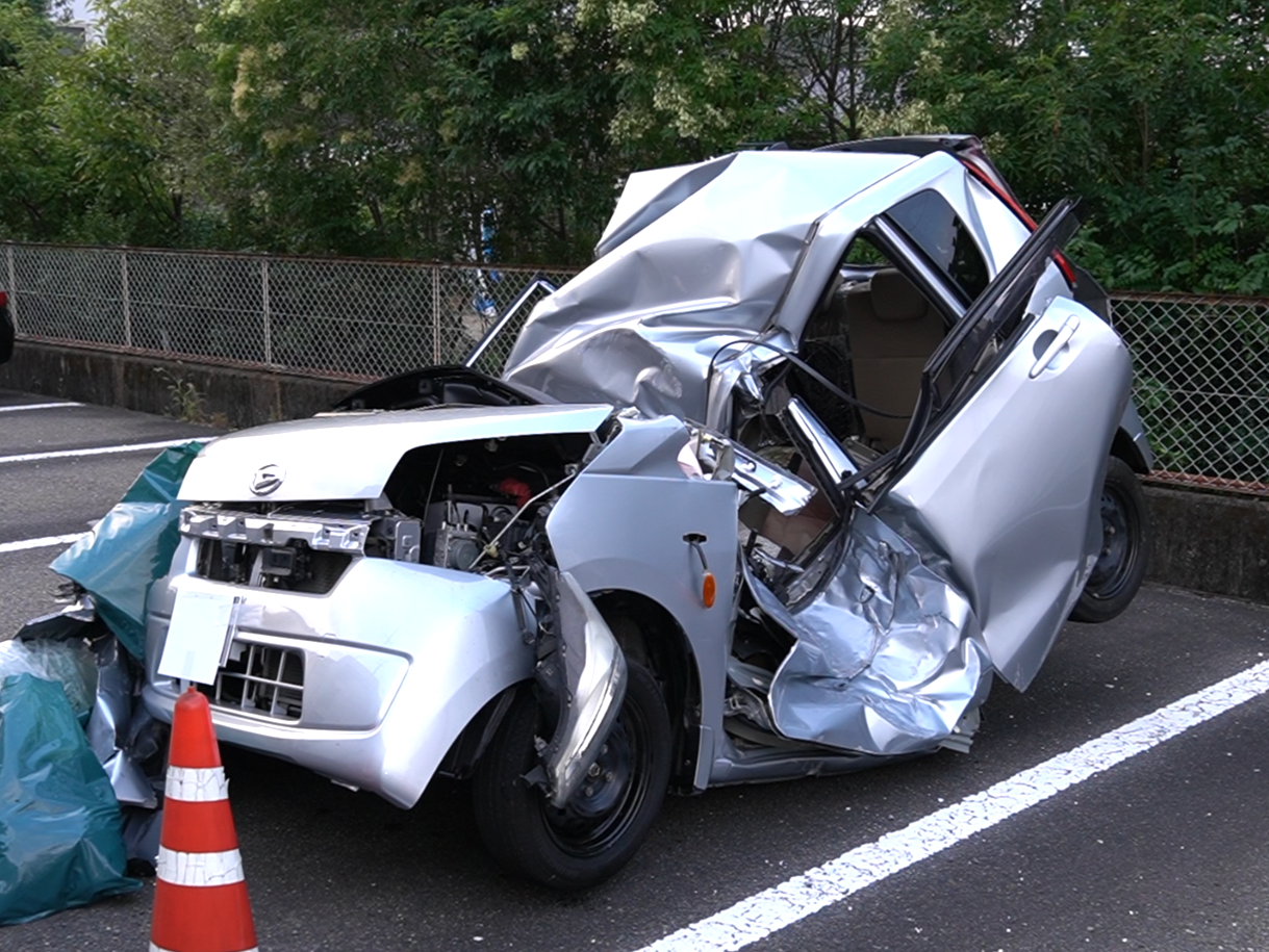 １４日午前、関市の国道で軽乗用車が前を走っていた乗用車に追突、はずみで電柱に衝突...