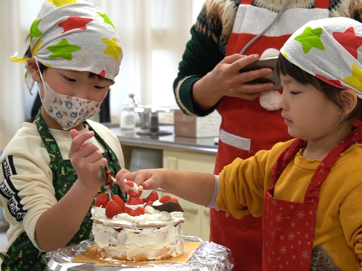 クリスマスを前に親子でクリスマスケーキを作るイベントが２１日、可児市で行われまし...