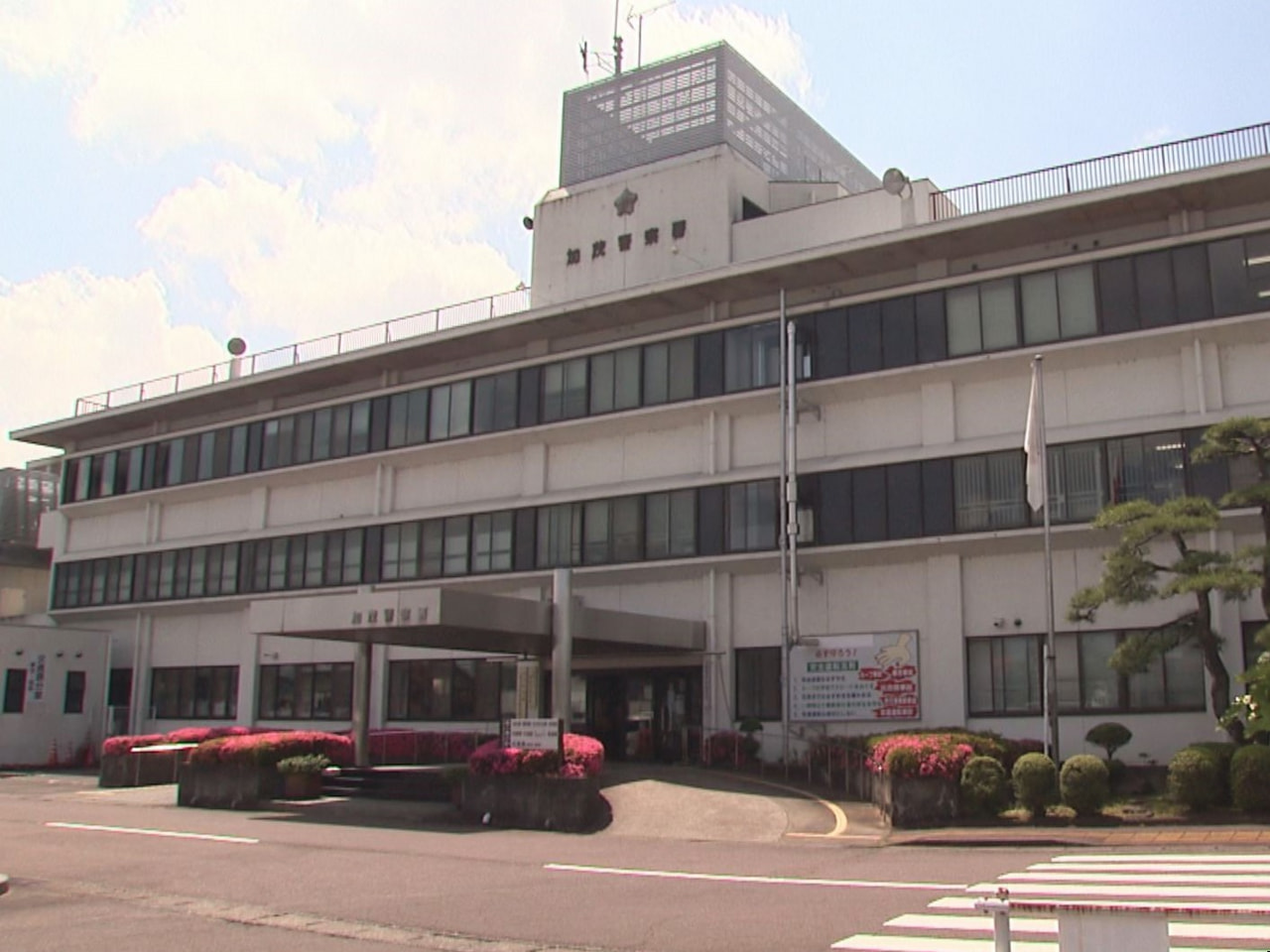 １２日朝、岐阜県加茂郡七宗町で住宅が全焼する火事があり、焼け跡から１人の遺体が見...