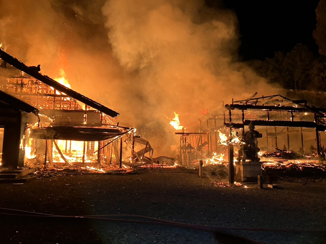 １日未明、美濃加茂市の神社で火事があり、本殿と社務所が全焼しました。 火事があっ...