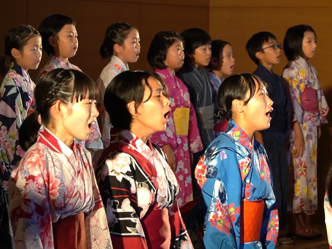 多治見市で、お茶と生け花と合唱の歌声を楽しむイベントが行われ、来場者を楽しませま...