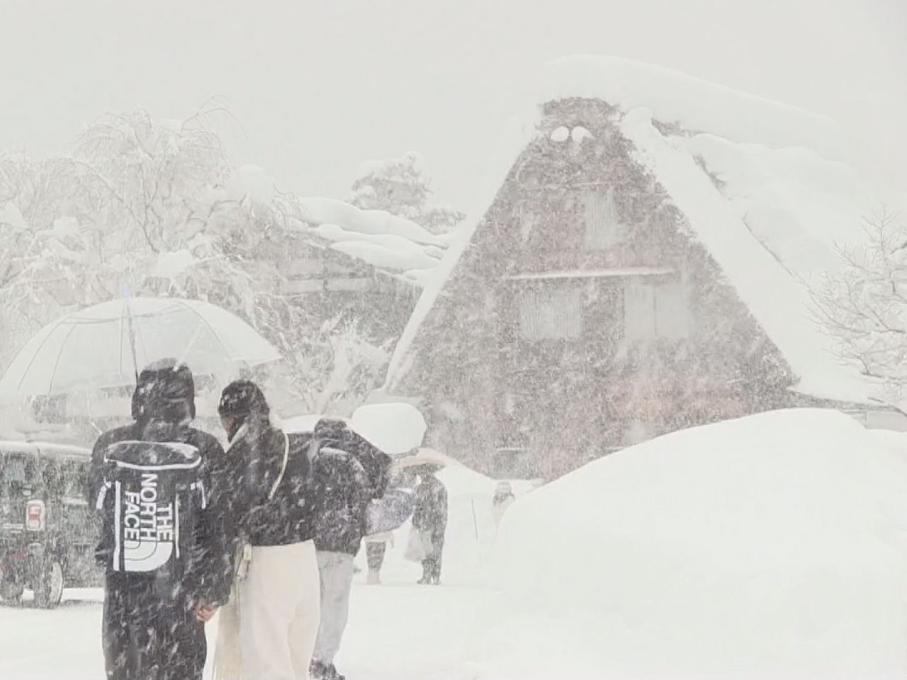 岐阜県では山地を中心に大雪警報が発表されていて、岐阜地方気象台は６日昼前にかけて...