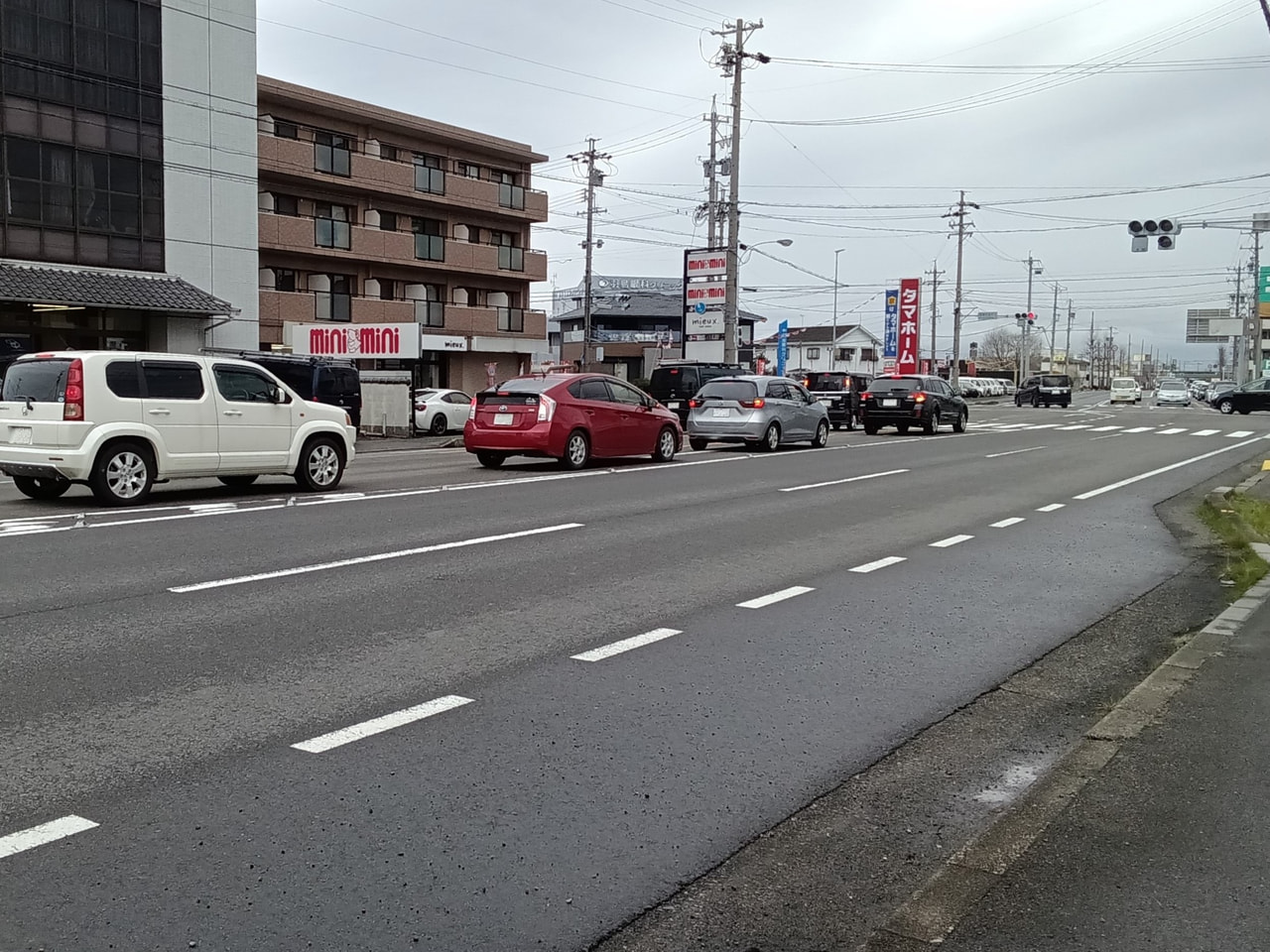 ２３日、羽島市の交差点で大型トレーラーの運転手とみられる男性が車にはねられ意識不...