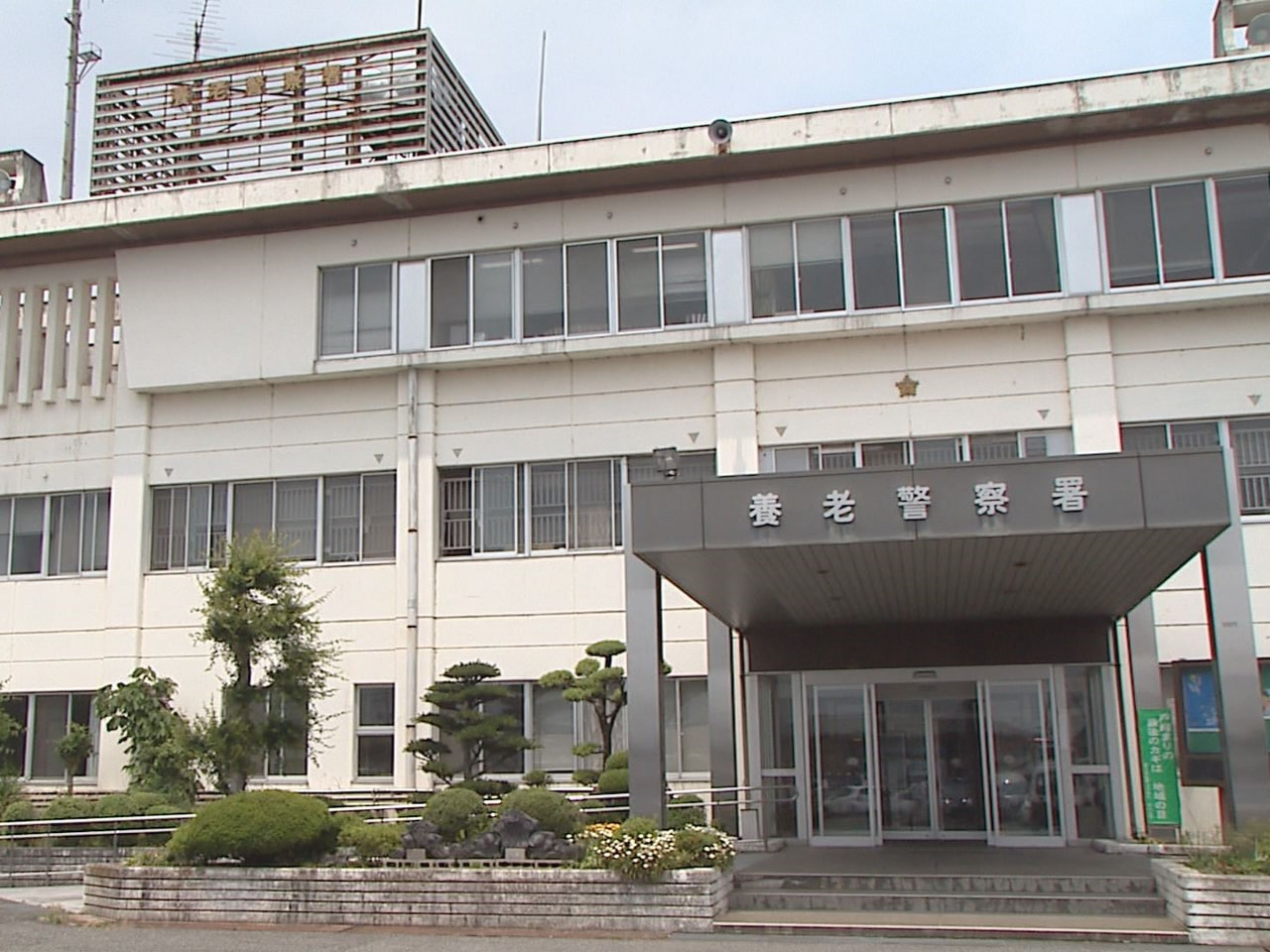 １３日午前、大垣市上石津町の住宅で、８９歳の女性が胸を刺され、死亡しました。警察...