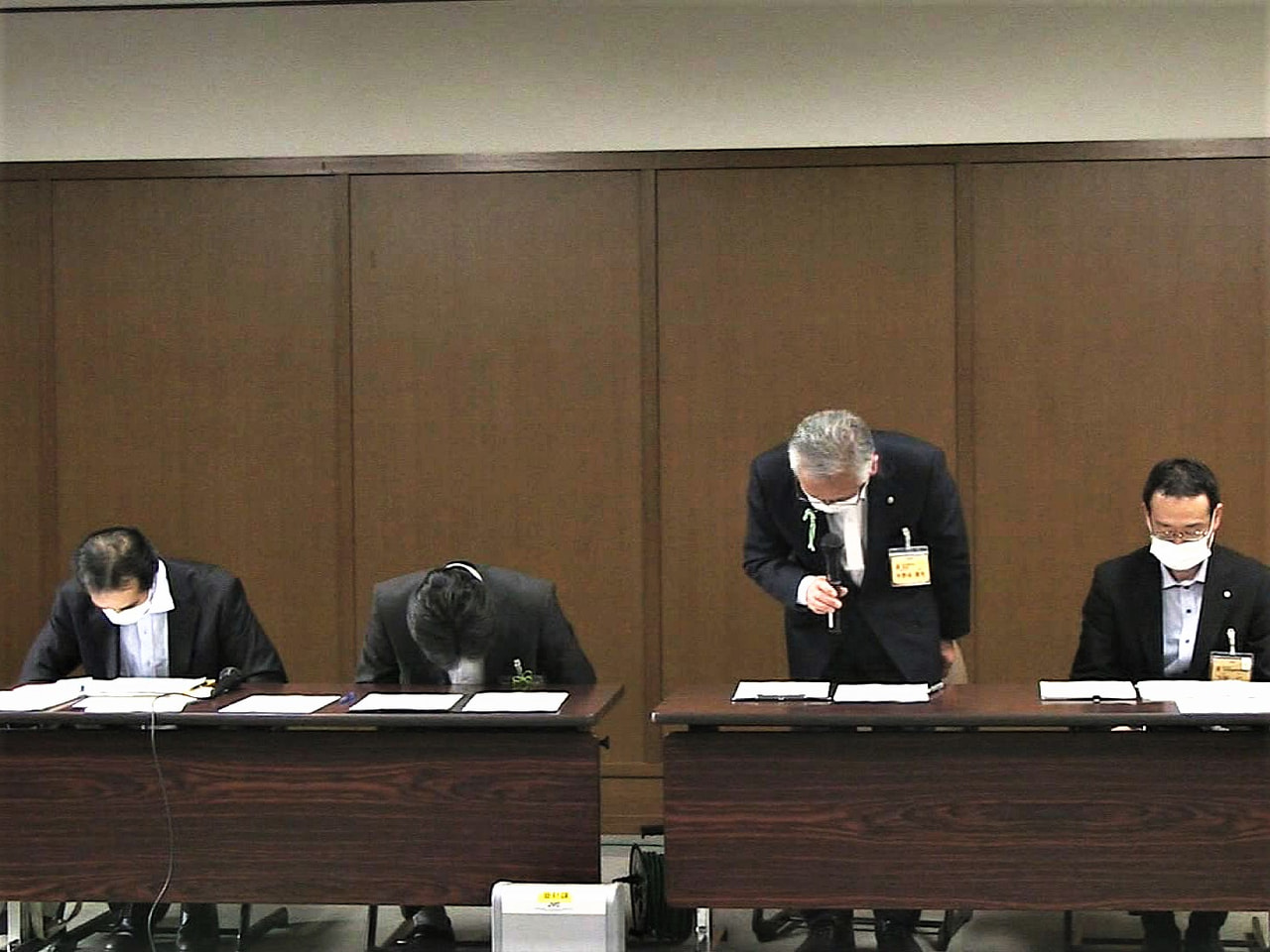 岐阜県高山市は25日の小中学校の給食で、乳アレルギーのある児童生徒が誤って出され...
