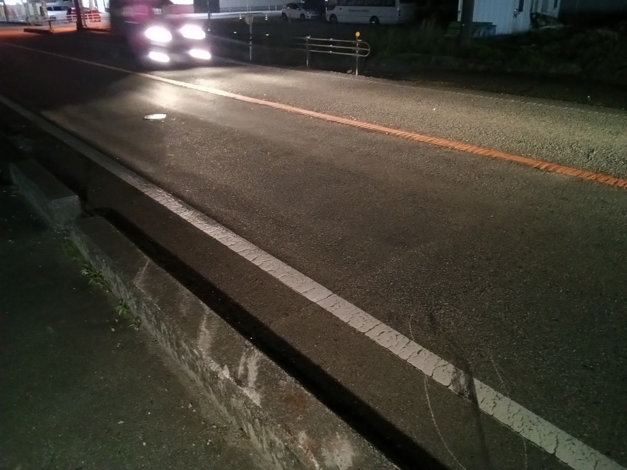 ２６日午後、岐阜県下呂市の国道で、トラックが停車中の乗用車に追突し、対向車線には...