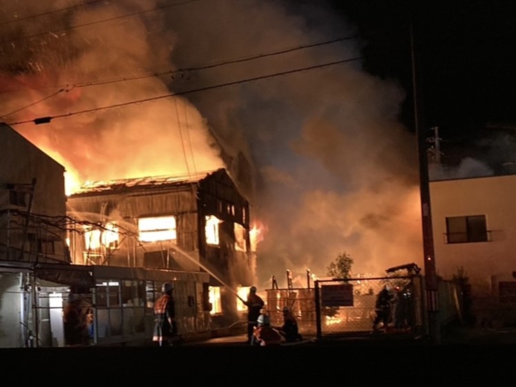 ７日未明、土岐市で住宅など計８棟が燃える火事があり、火元とみられる住宅の焼け跡か...