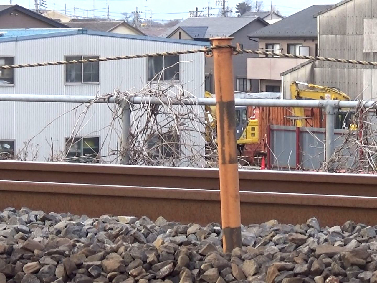 去年１０月、鉄道写真の撮影の邪魔になるとしてＪＲ東海道線の線路内に設置されたロー...
