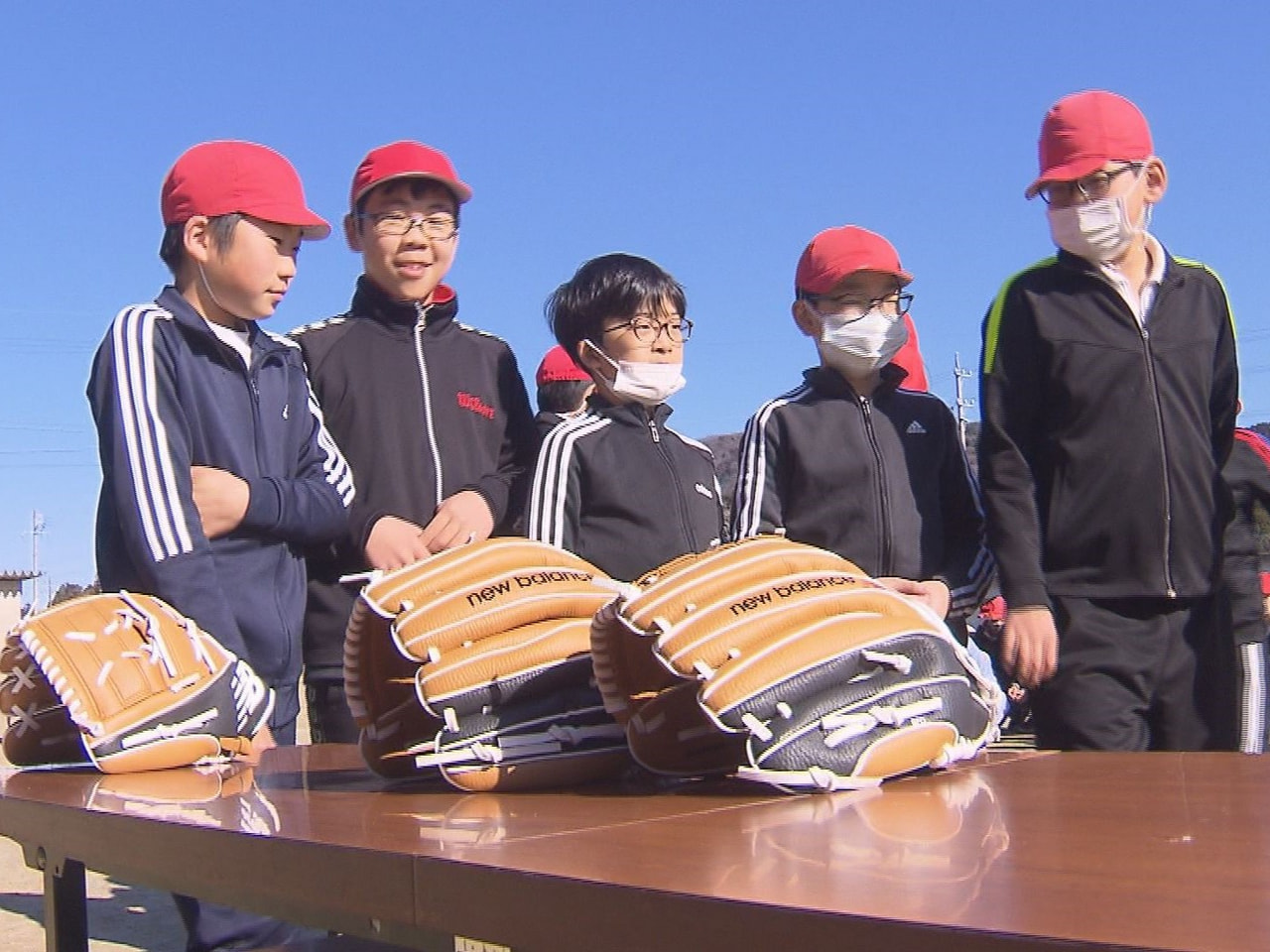 メジャーリーグ・ドジャースの大谷翔平選手が全国の小学校に贈ったグラブが土岐市の小...
