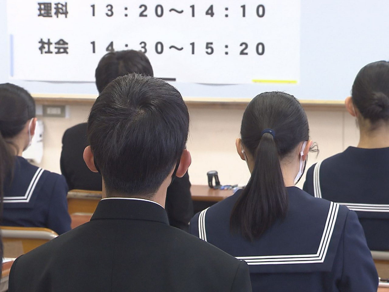 岐阜県内の公立高校入試の第一次選抜が５日行われ、約１万３０００人の受験生が試験に...