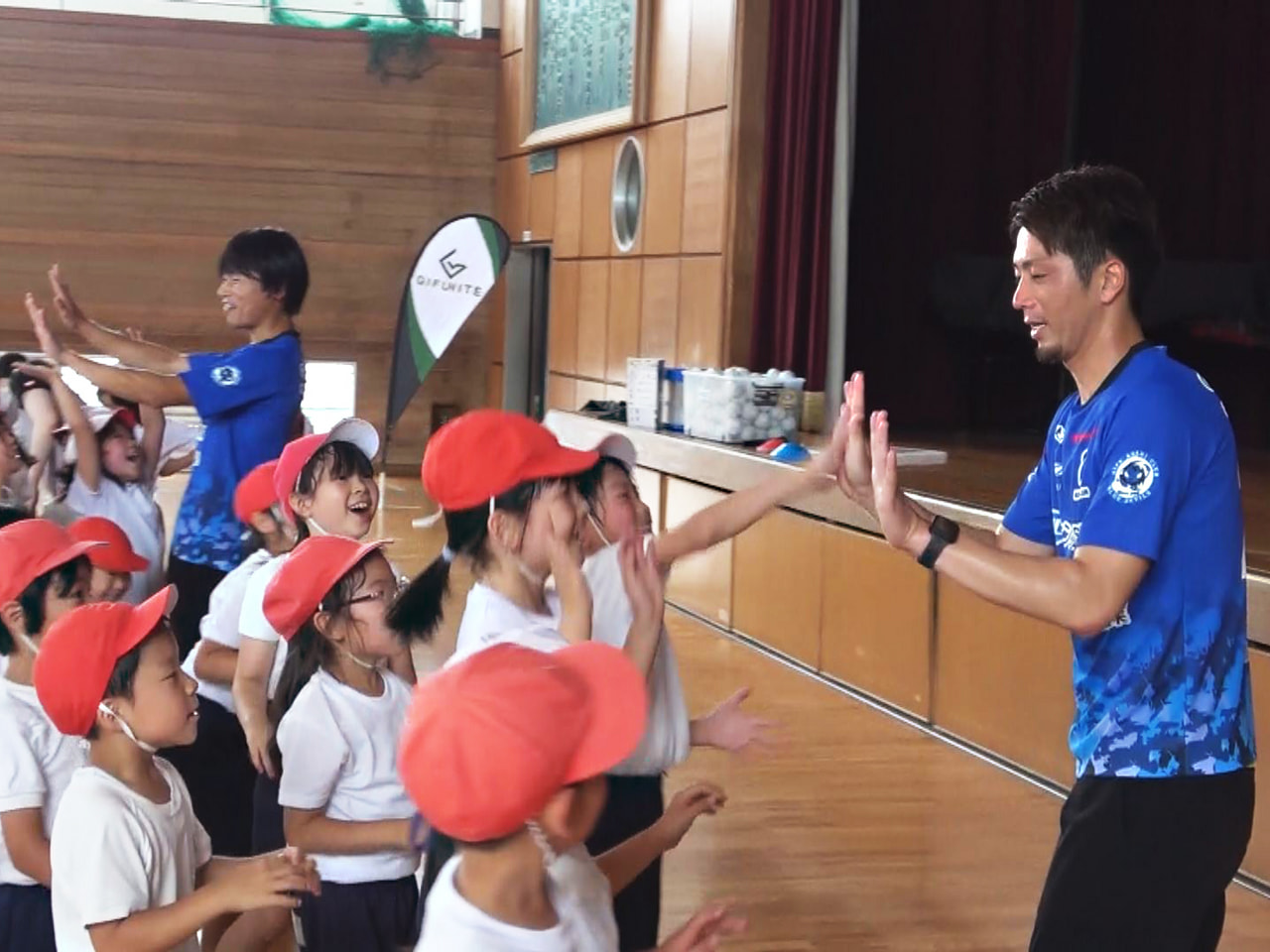県内を拠点にトップリーグで活躍する選手を招いた体育の授業が、山県市の小学校で開か...