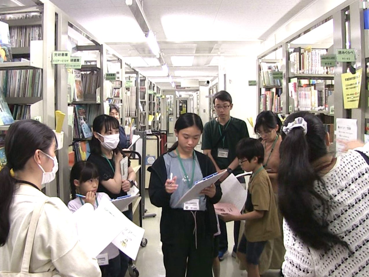 岐阜県図書館で１５日、普段入ることができない書庫などの裏側を親子で探検し、取材を...