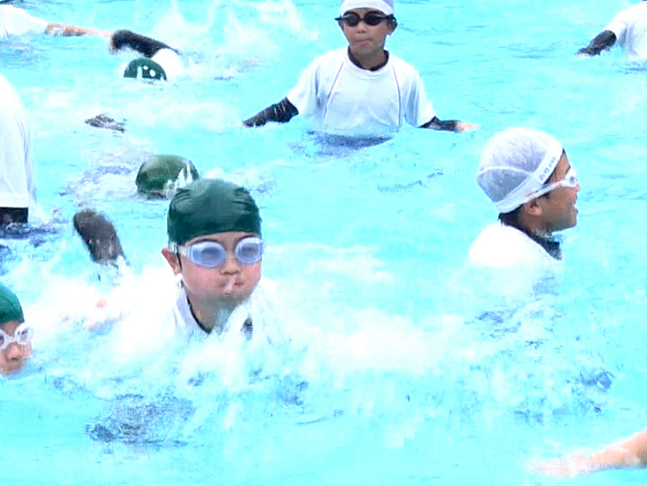 大野郡白川村の白川郷学園で、夏休みを前に水の事故から命を守る着衣水泳の授業があり...