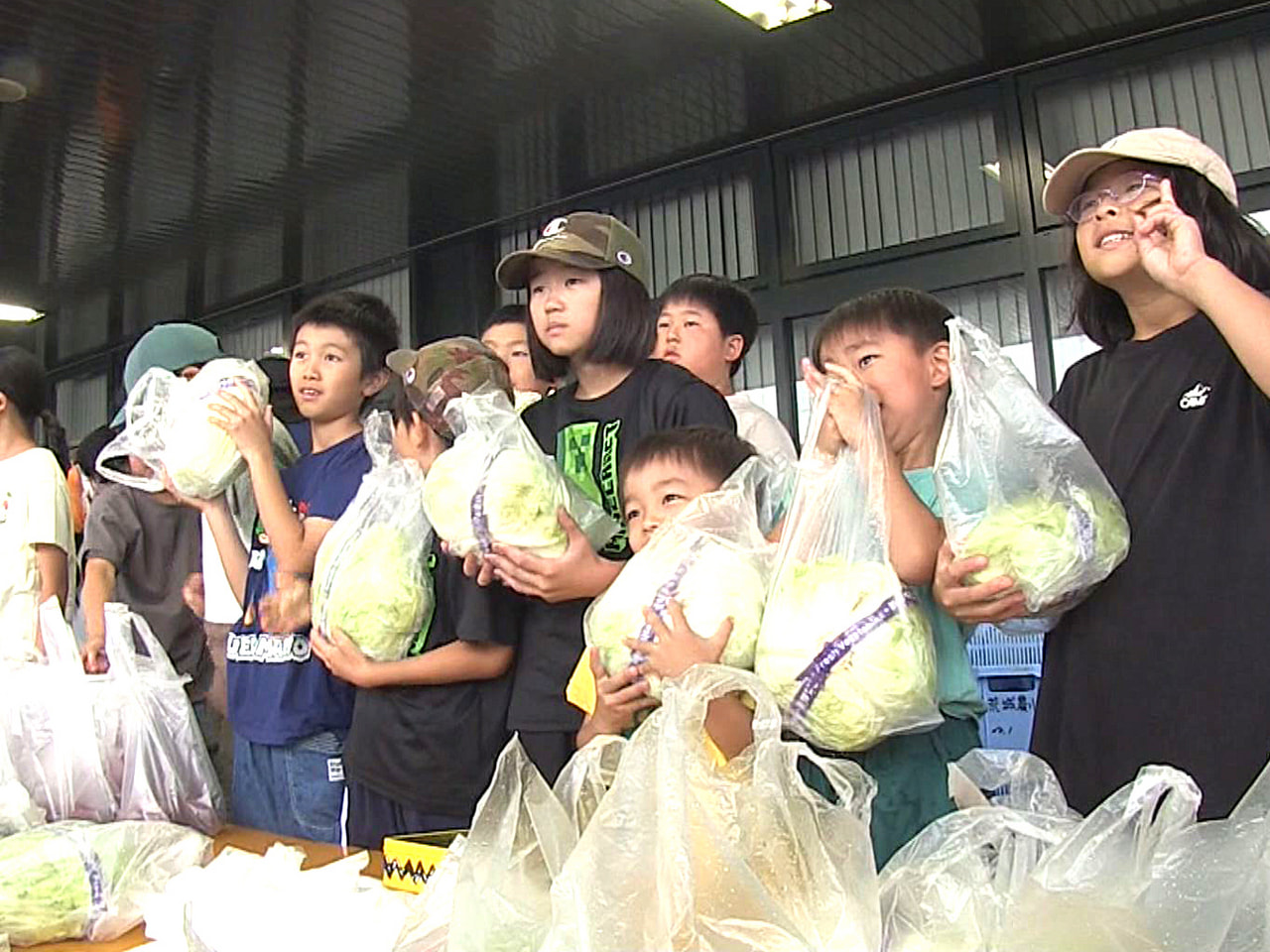 野菜作りを学んでいる「荒城農業小学校」の子ども達が自分たちで作った野菜を販売する...