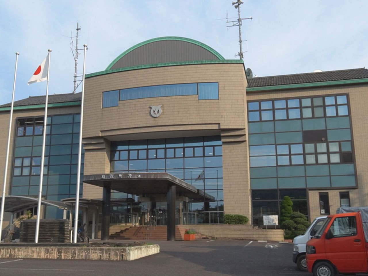 町長の病気療養による退職に伴う加茂郡坂祝町の町長選挙が２０日告示され、新人２人が...