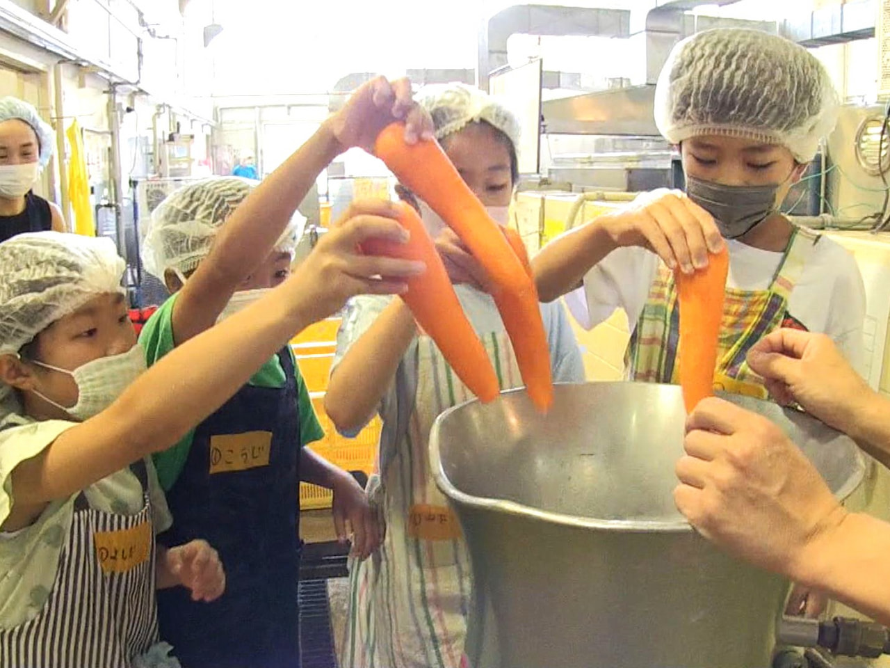 高山市の給食センターで、親子給食作り体験が行われ、参加者たちが飛騨産食材を使った...