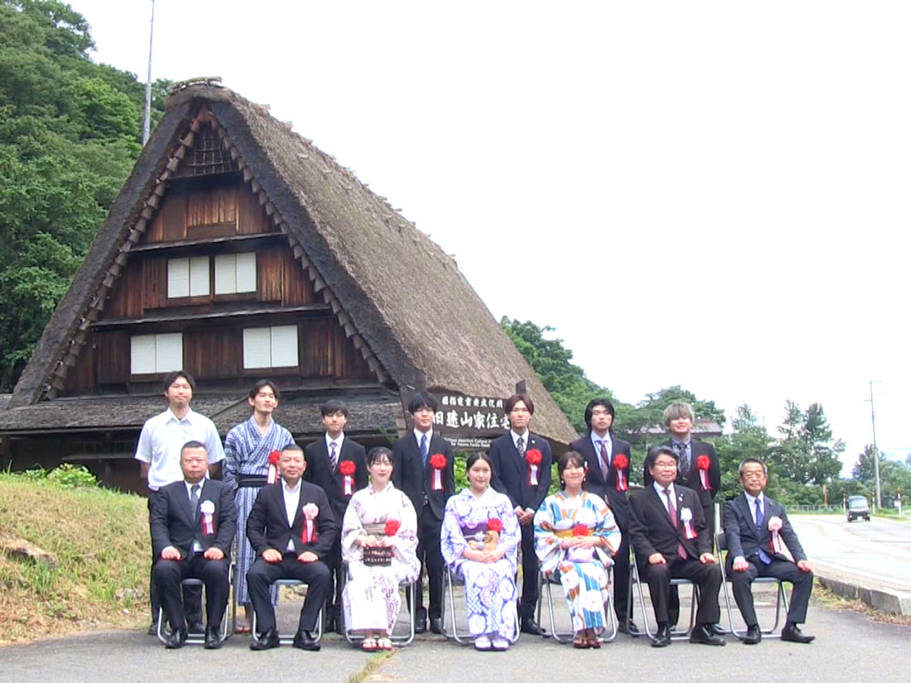 大野郡白川村で１４日、二十歳を祝う会が行われ、お盆休みに帰省した〝真成人〟９人の...