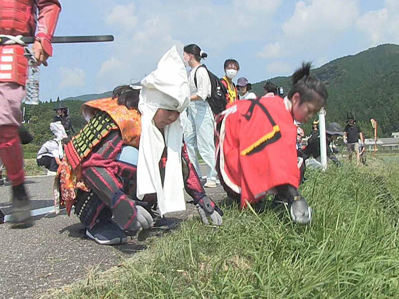 関ケ原町では、関ケ原合戦をモチーフにしたごみ拾いのイベントが開かれ、訪れた人は環...