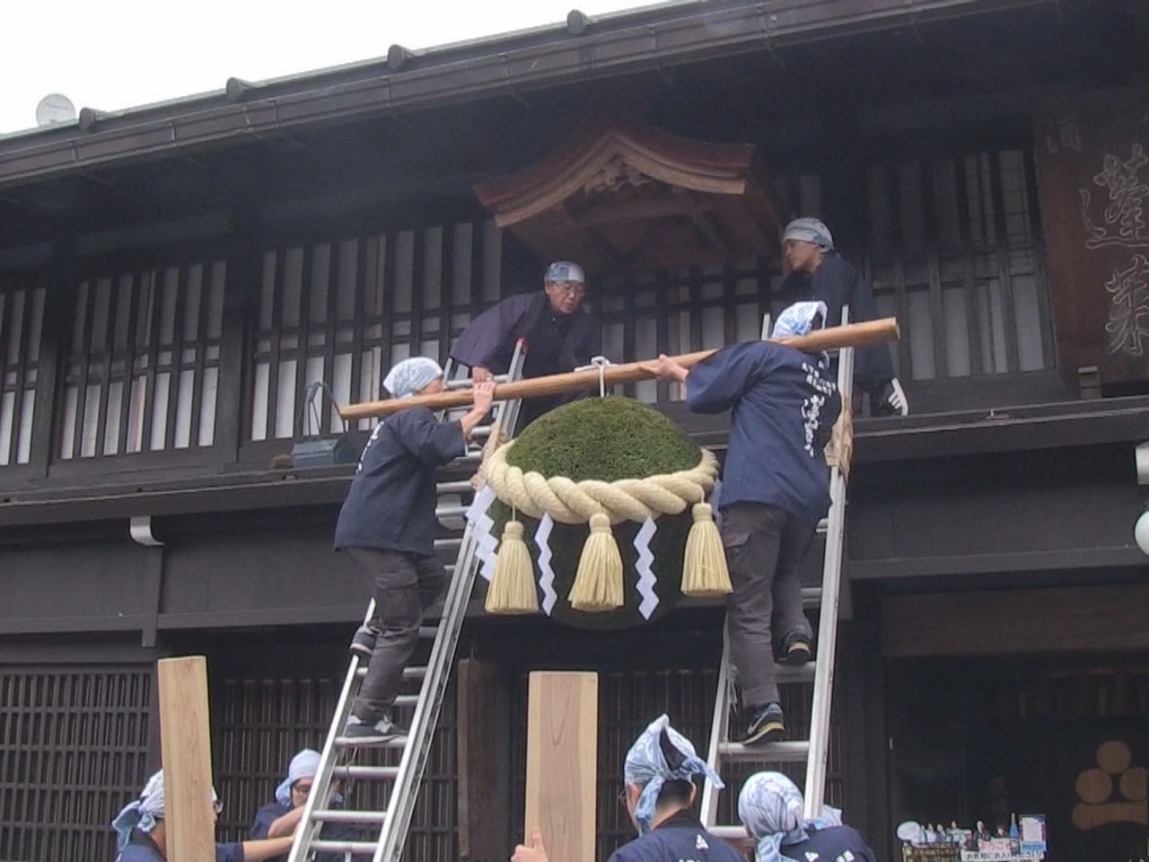 飛騨市の造り酒屋で１日、新酒ができたことを知らせる杉玉の掛け替えが行われ、観光客...