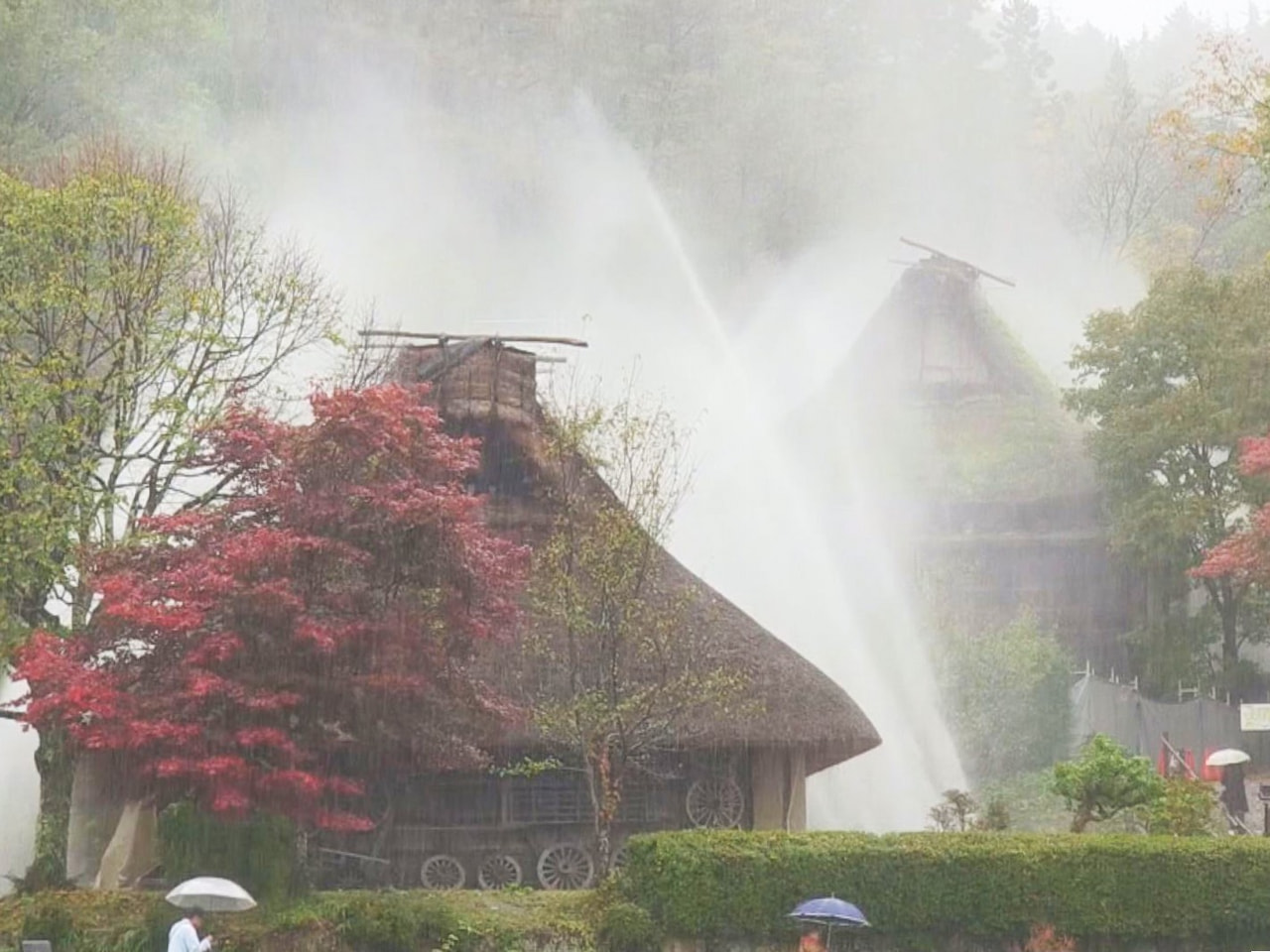 高山市の野外博物館「飛騨の里」で、文化財に指定されている合掌造りの家屋を火災から...