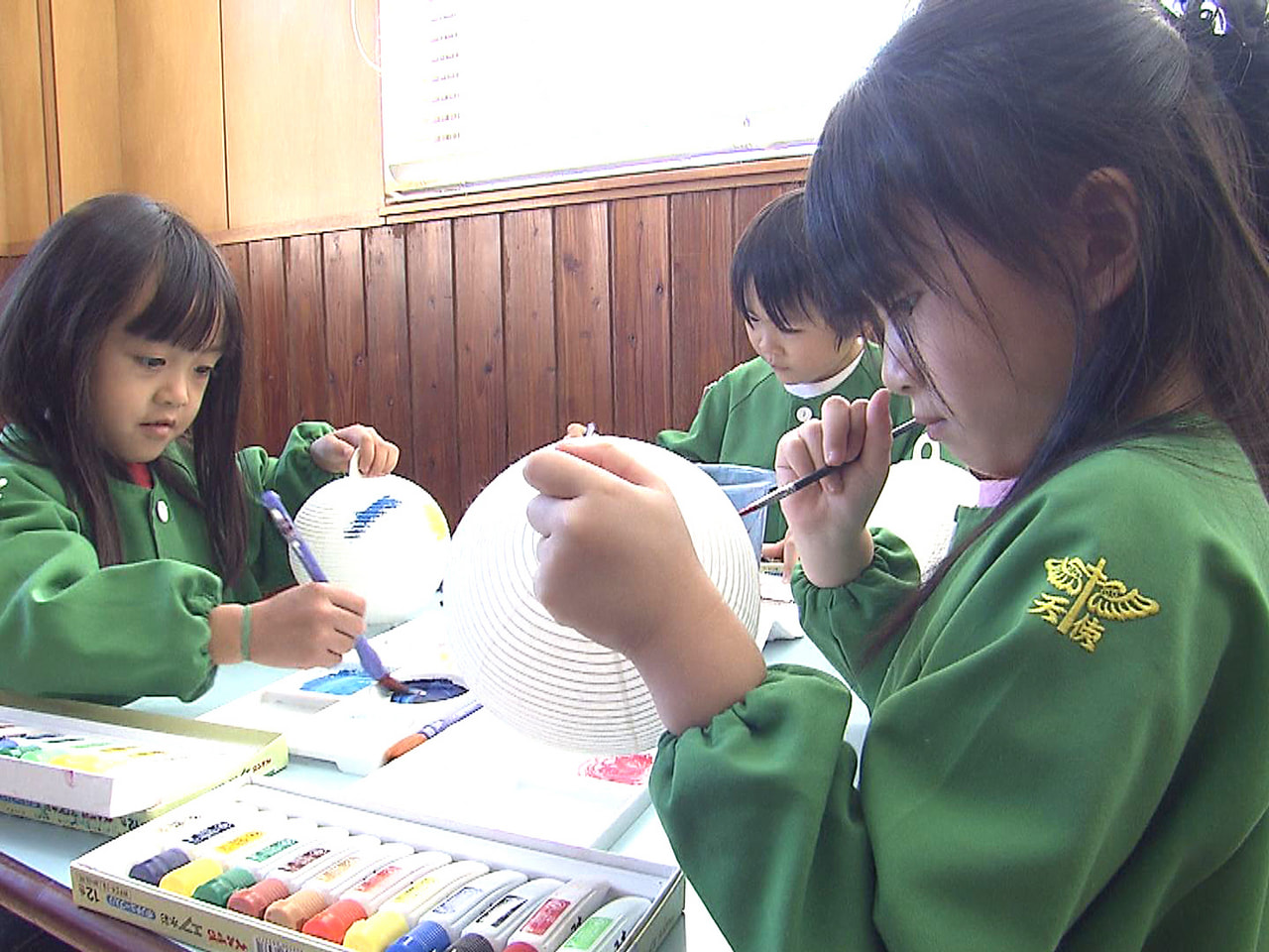 岐阜市の幼稚園の園児が岐阜市の伝統的工芸品、岐阜提灯（ちょうちん）の絵付け体験を...