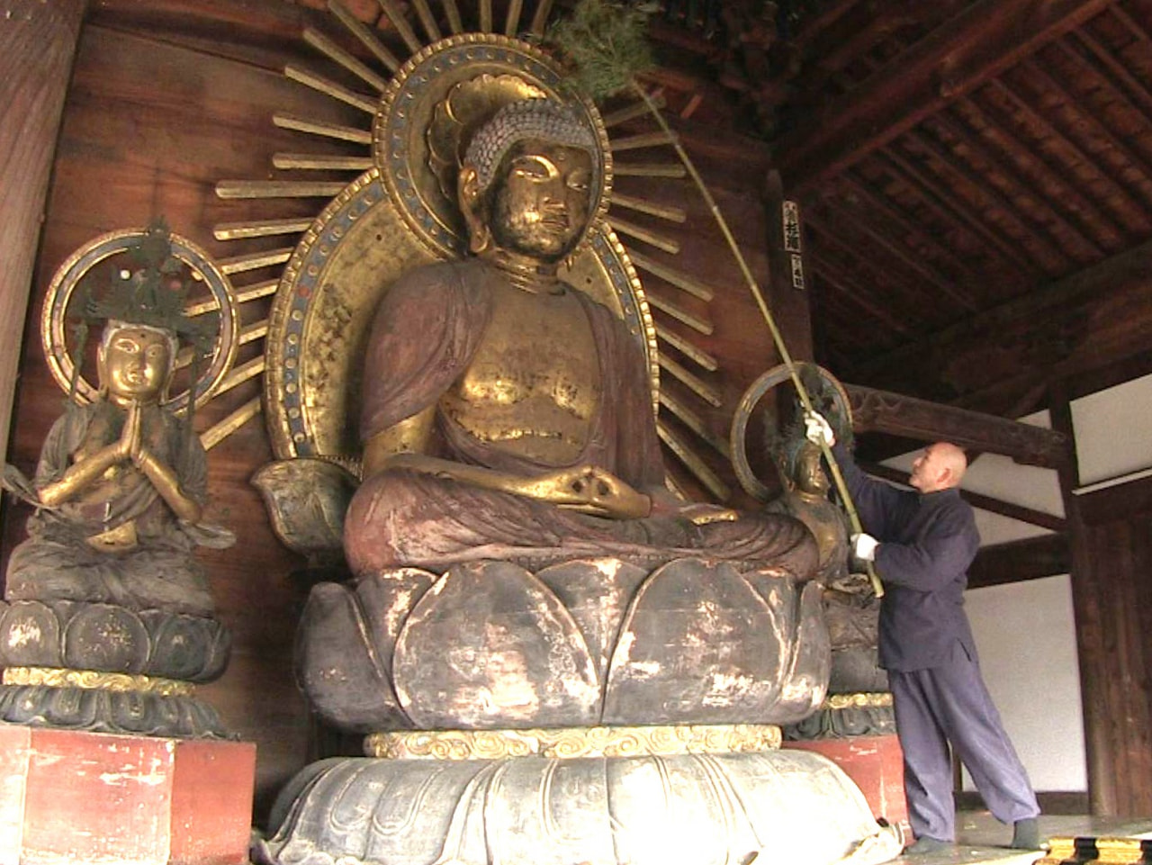 関市の関善光寺で１１日、高さ５メートルの大仏のほこりを払う年末恒例の「すす払い」...