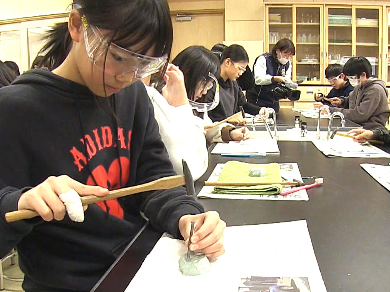 高山市の小学校で１７日、県博物館の学芸員による出前授業が行われ、児童らが化石の発...