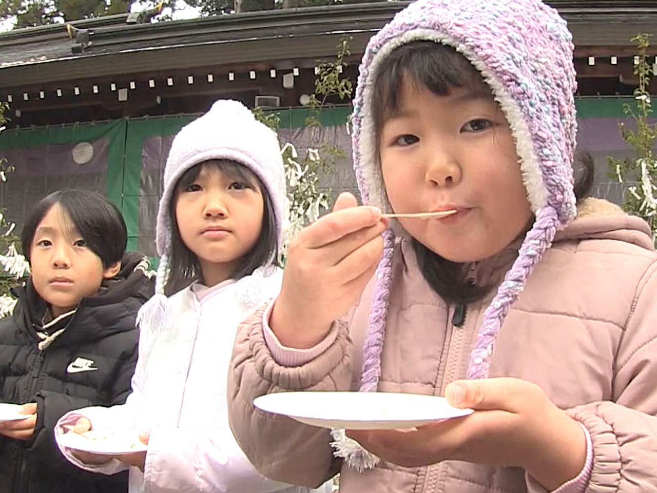 高山市一之宮町の飛騨一宮水無神社で７日、「七草がゆ」を食べて一年の健康を祈る伝統...