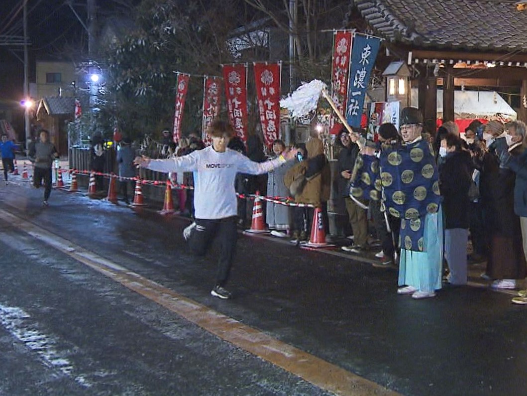 参拝一番乗りを目指す「福男選び」が、中津川市の西宮神社で初開催されました。 多く...