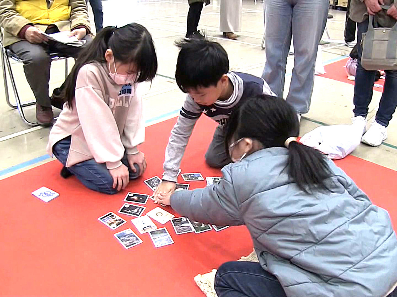 土岐市の歴史や伝統文化、それに特産物などを盛り込んだ「土岐ふるさとカルタ」を使っ...