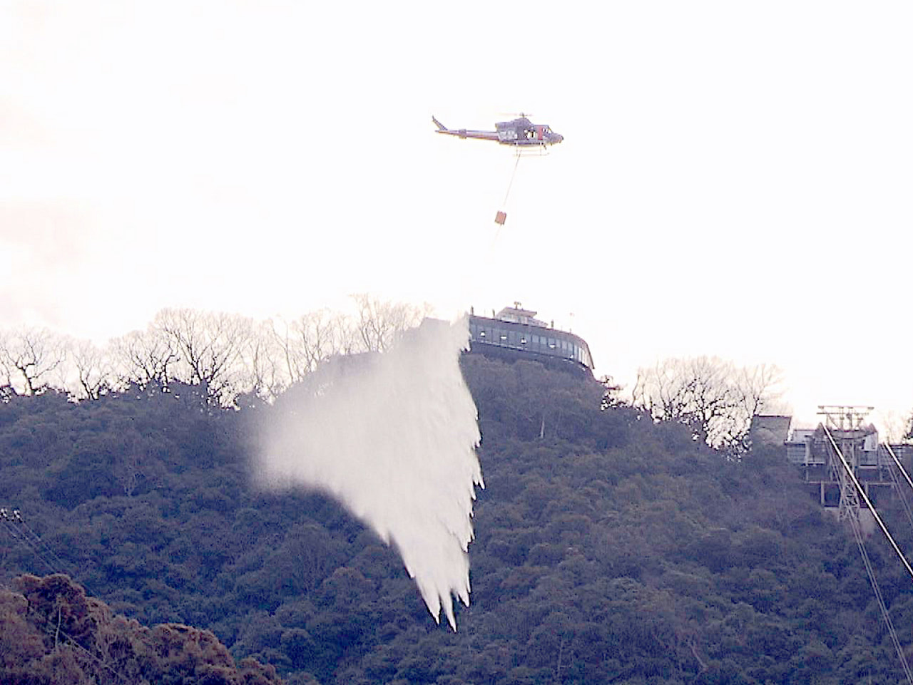 空気が乾燥して山火事が多くなる時期を前に、岐阜市消防本部は２８日、県防災航空隊な...