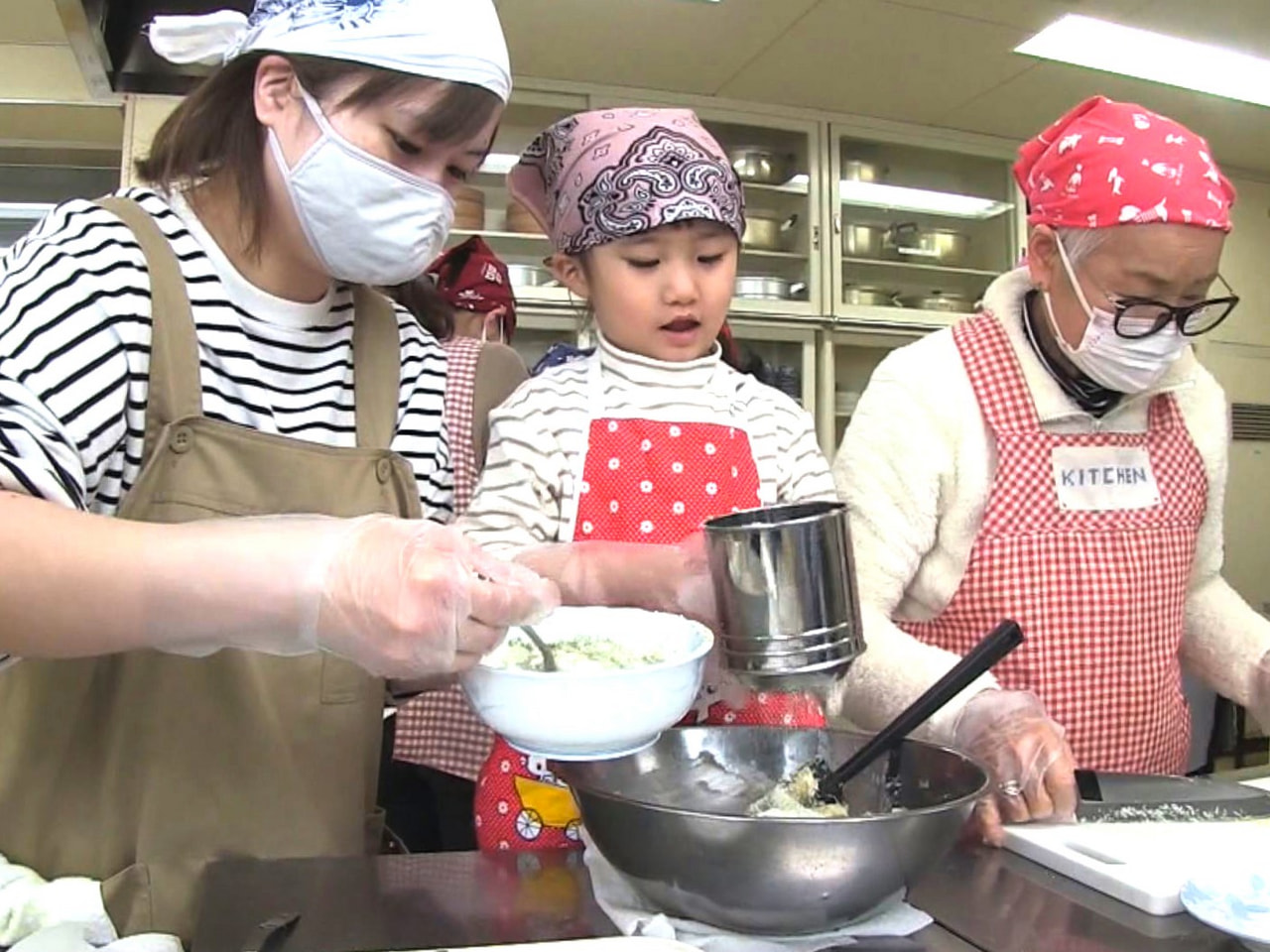 ３月１４日のホワイトデーを前に、薬草を学ぶ飛騨市の高校生が市民向けにクッキー作り...