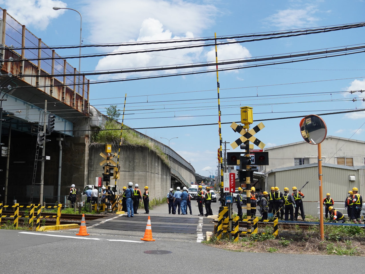 ４日午前、羽島郡岐南町の名鉄名古屋本線の踏切で、特急電車と普通乗用車が衝突しまし...