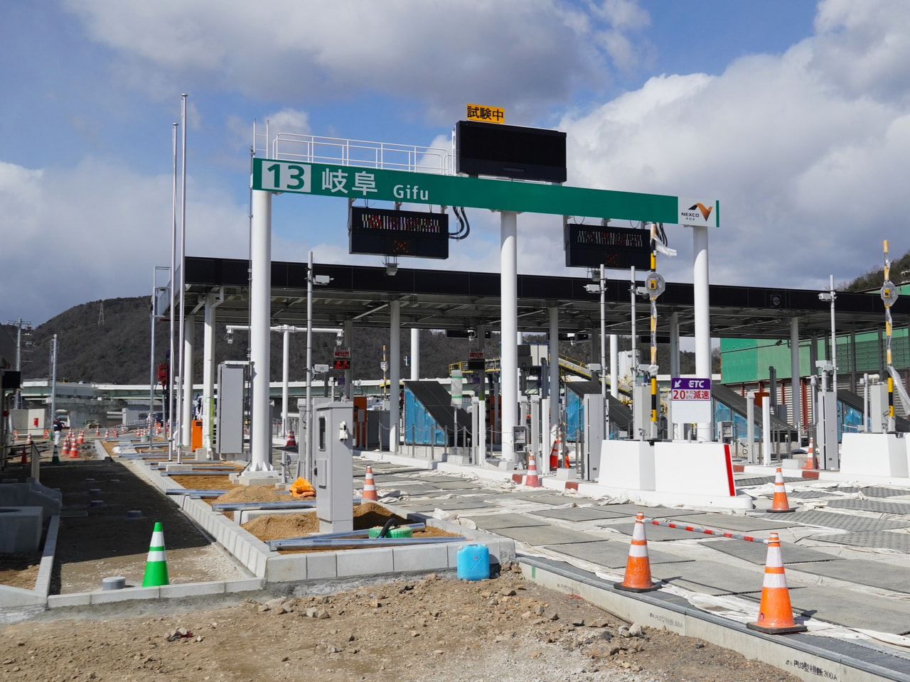 ４月の供用開始に向け工事が進められている東海環状自動車道の岐阜ＩＣ（インターチェ...