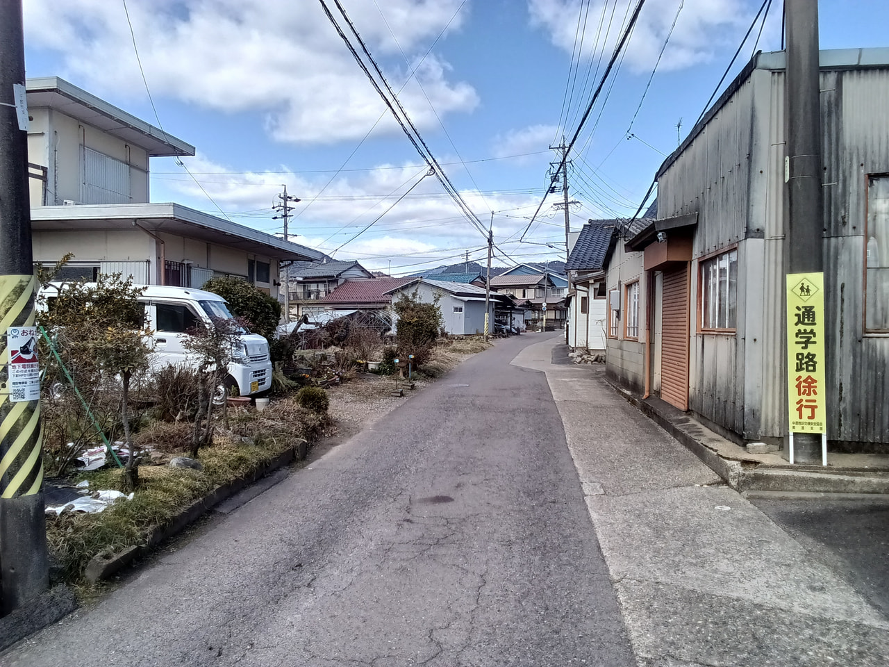 ７日朝、美濃市の市道で女性が頭から血を流して倒れているのが見つかり病院に運ばれま...