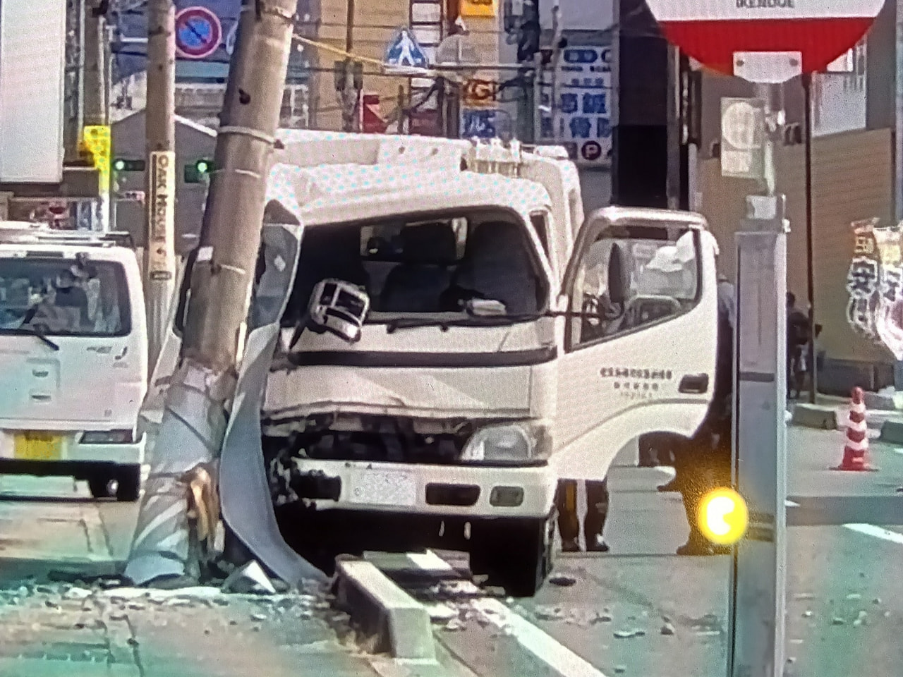 岐阜市の市道で１７日午前、パッカー車が電柱に衝突し、運転していた男性が重傷を負い...