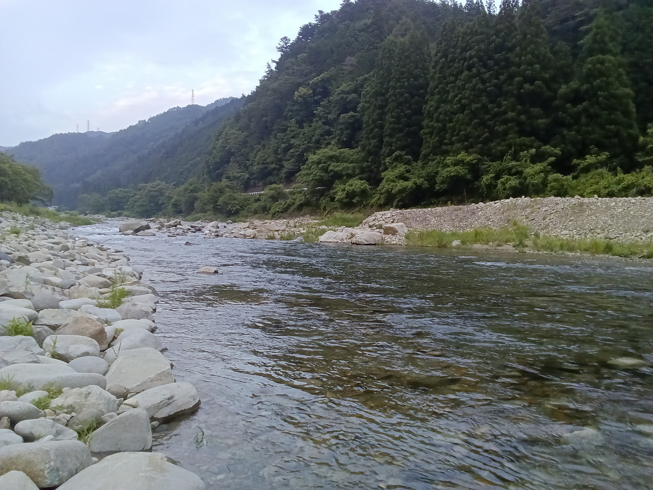 高山市の飛騨川でアユ釣りをしていた中津川市の７５歳の男性が２５日、川に流されて死...