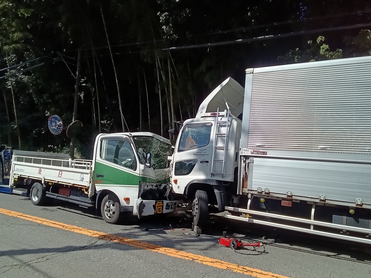 各務原市の県道で１７日、トラックなど３台が絡む事故があり、トラックに積まれていた...