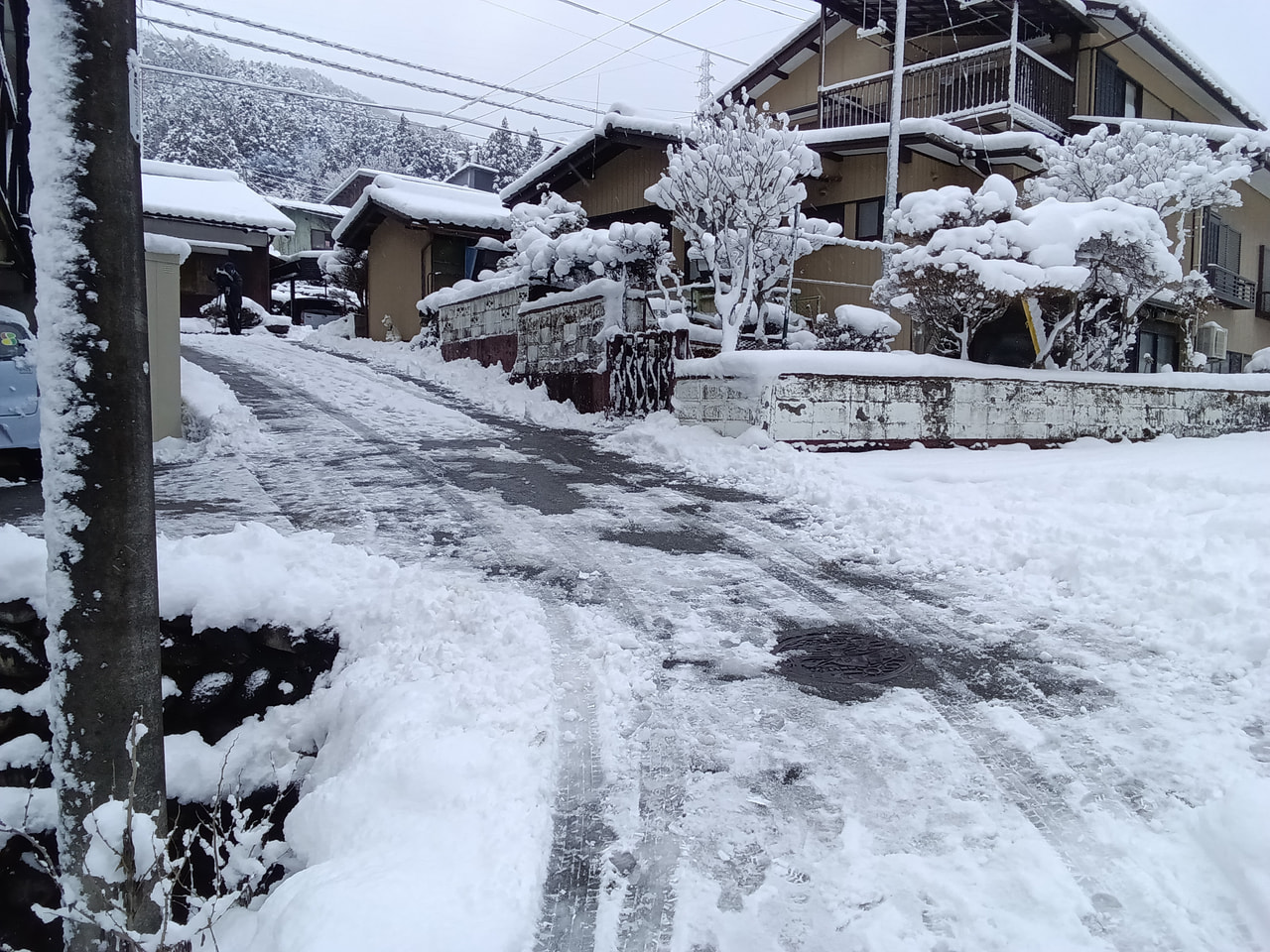 ８日夜、下呂市の雪の積もった坂道で乗用車が滑って後退し、後ろにいた７３歳の男性が...