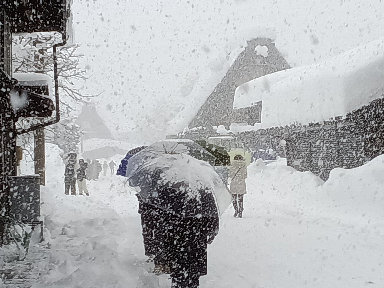 岐阜県では山地を中心に各地で大雪警報が発表されていて、岐阜地方気象台は６日昼前に...