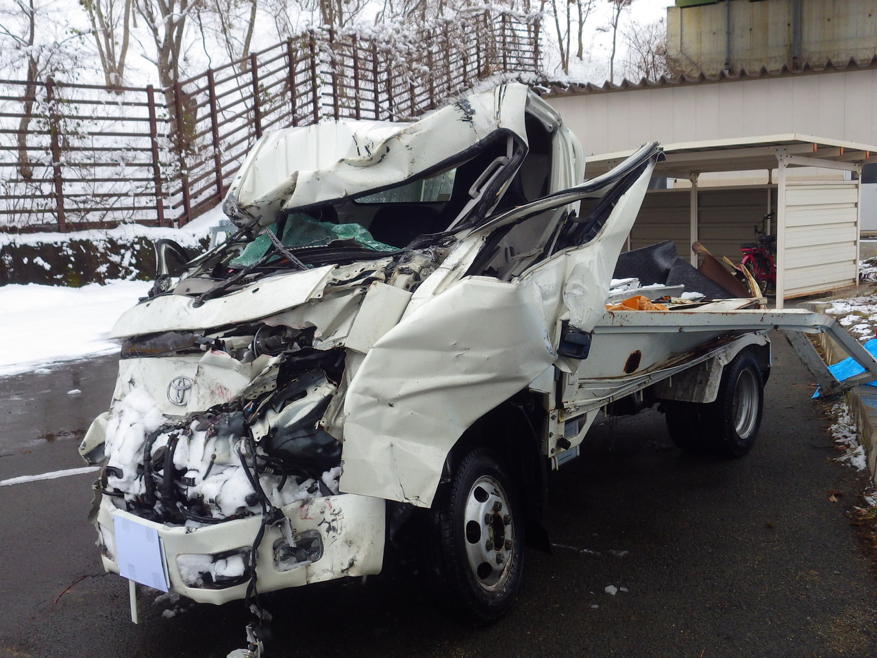 １５日夜、郡上市の東海北陸自動車道上り線で、追い越し車線で止まっていたトラックに...