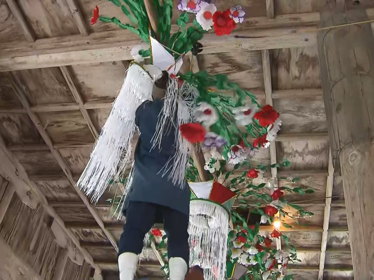 郡上市白鳥町の長滝白山神社で６日、新春恒例の花奪い祭りが行われ、参拝者らが新年の...