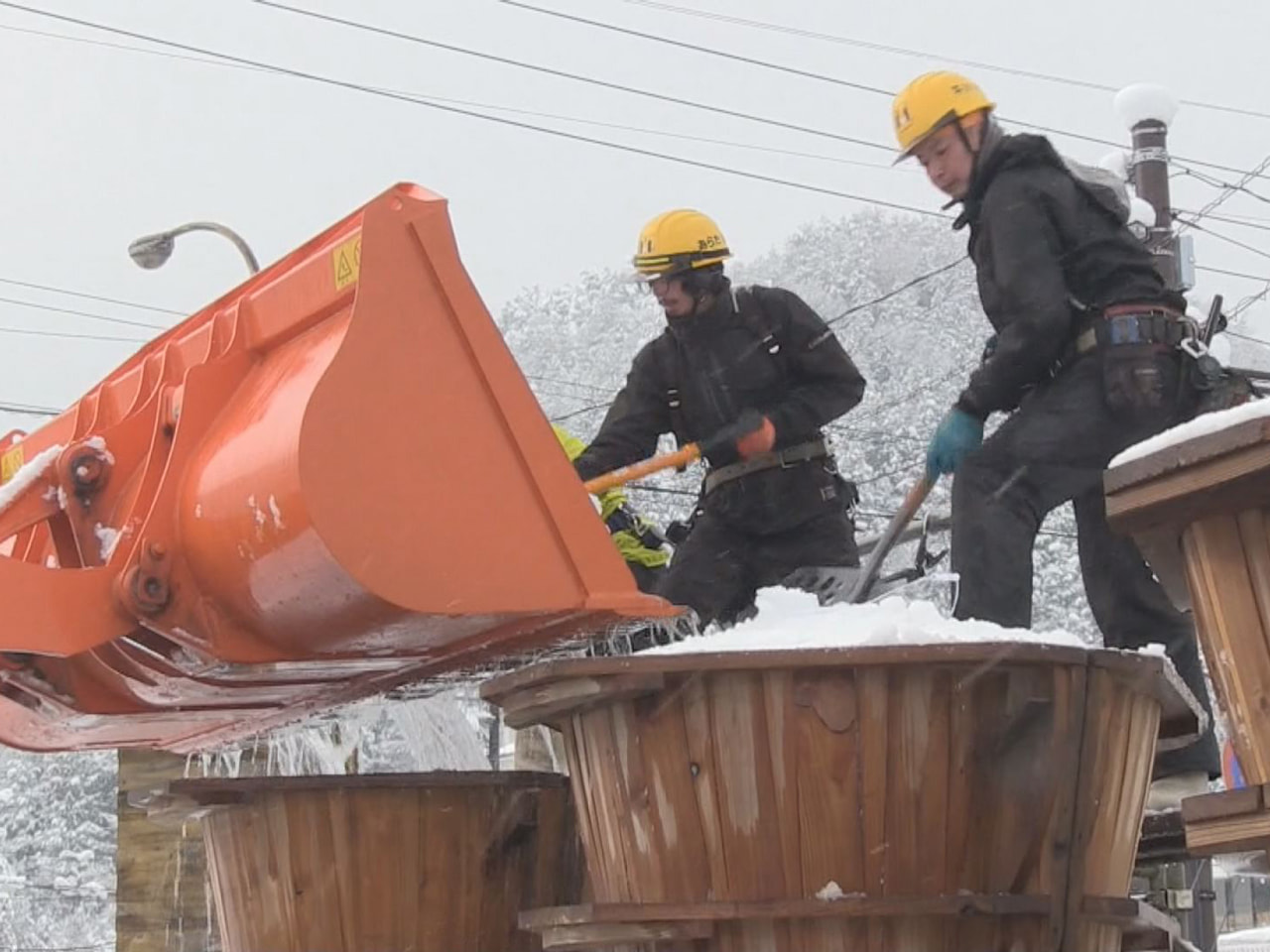 飛騨市古川町の伝統行事「三寺まいり」が、１月15日に営まれるのを前に、市街地を照...