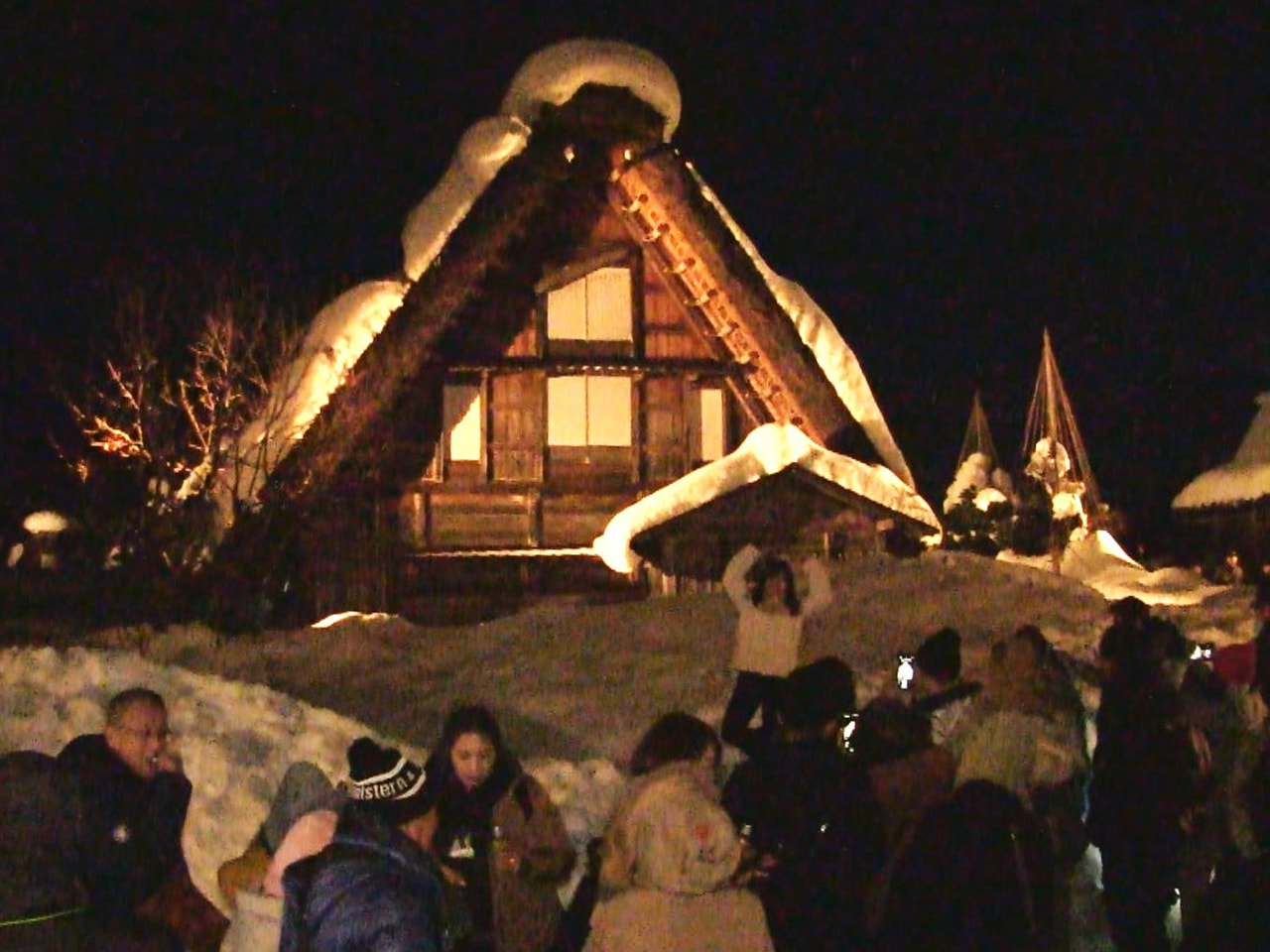 大野郡白川村の世界文化遺産「白川郷」で冬のライトアップが始まり、合掌造りの集落が...