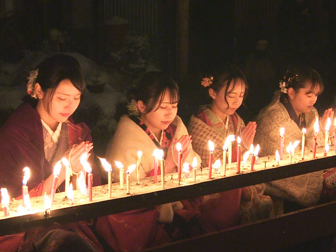 飛騨市古川町で１５日夜、江戸時代から続く伝統行事「三寺まいり」が行われ着物姿の女...