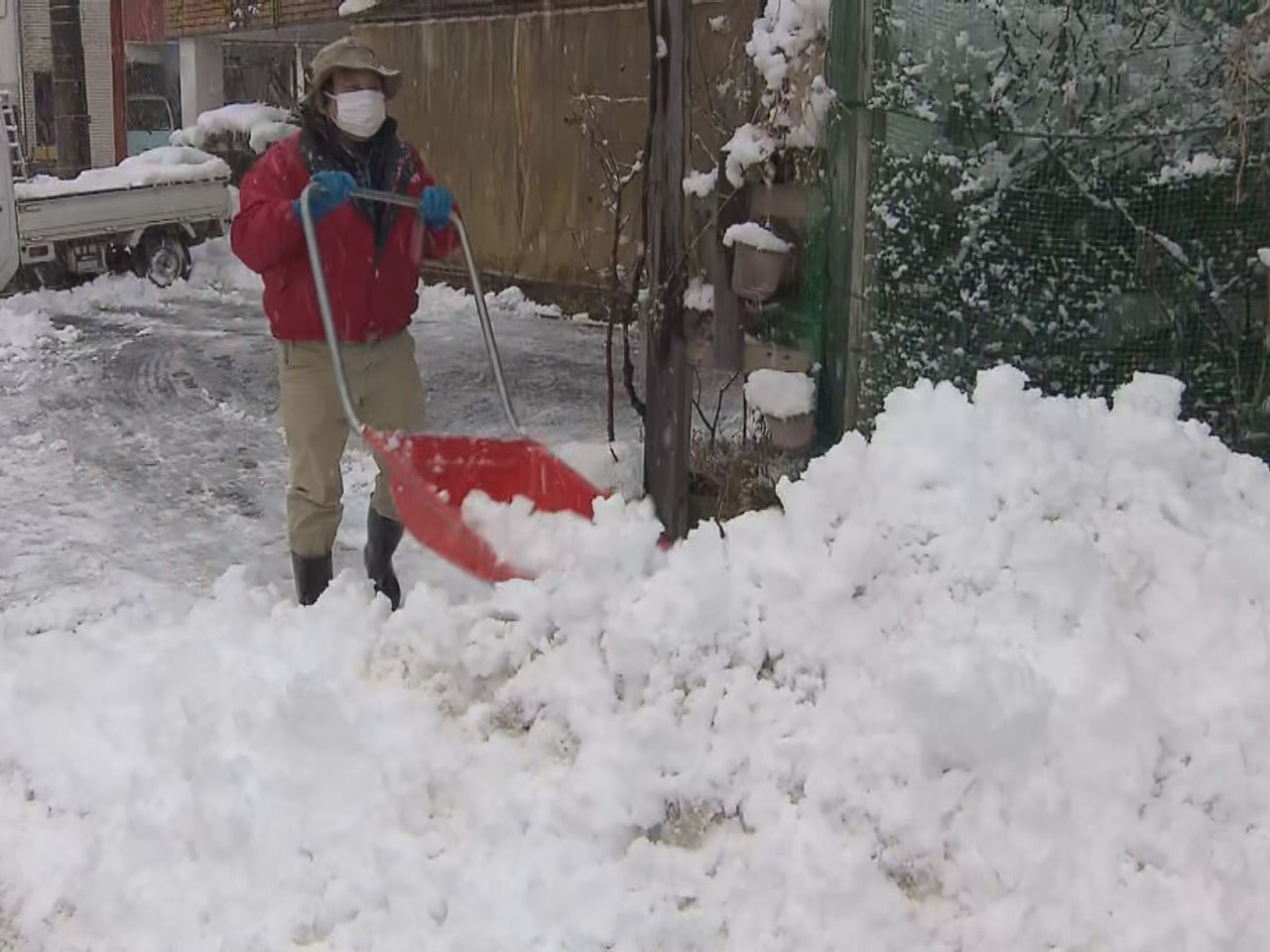 岐阜県では６日にかけて警報級の大雪となる見込みです。岐阜地方気象台は大雪や路面の...