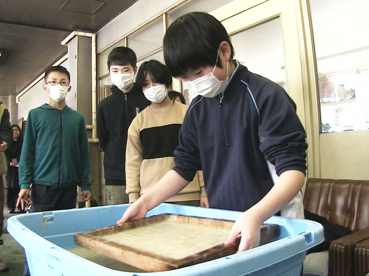 ３月に卒業を控えた飛騨市河合町の小学６年生が、地元で約８００年続く紙すきの工法で...