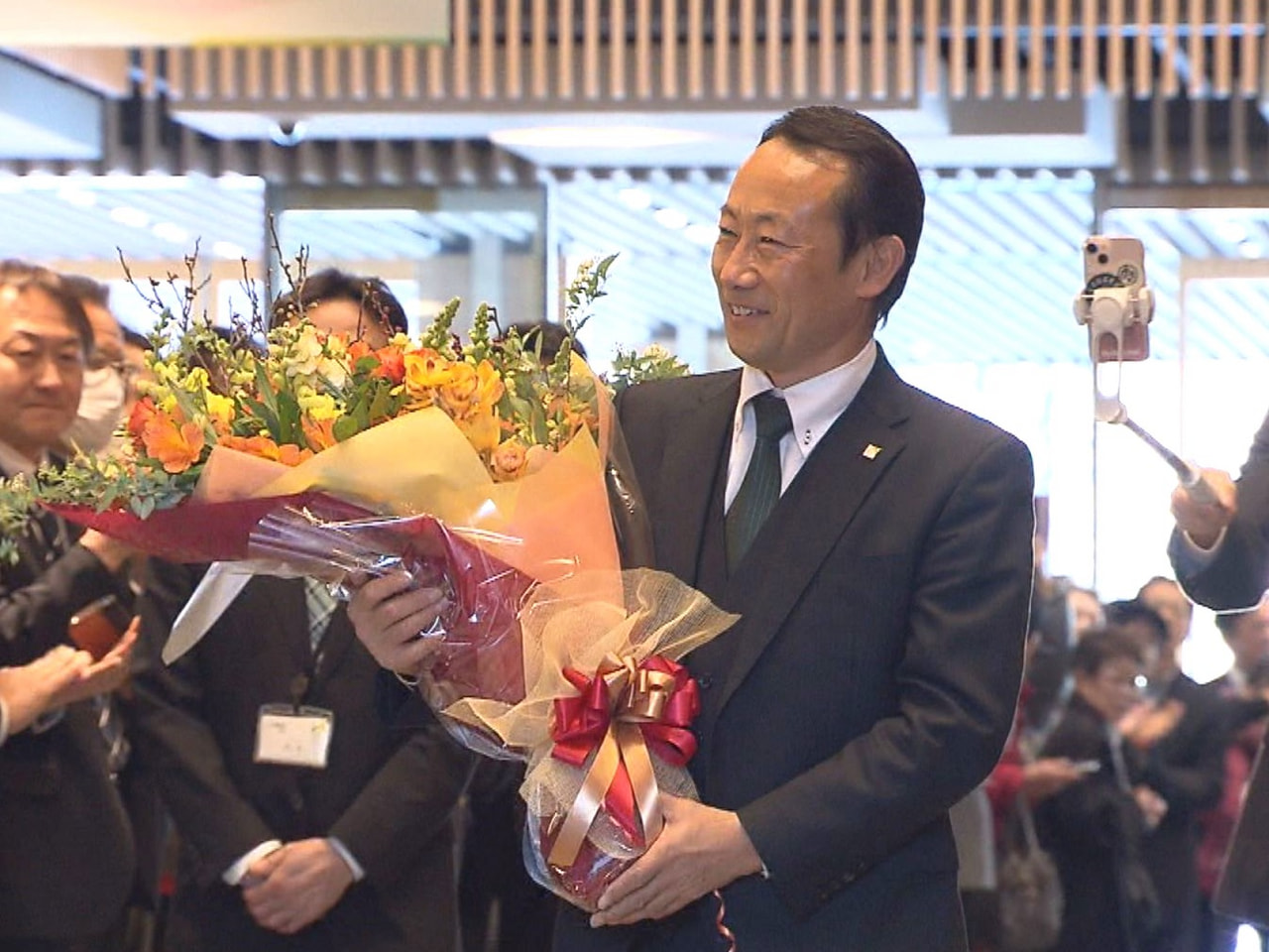 新しい岐阜県政のかじ取り役江崎禎英新知事が６日、県庁に初登庁し、職員にあいさつす...