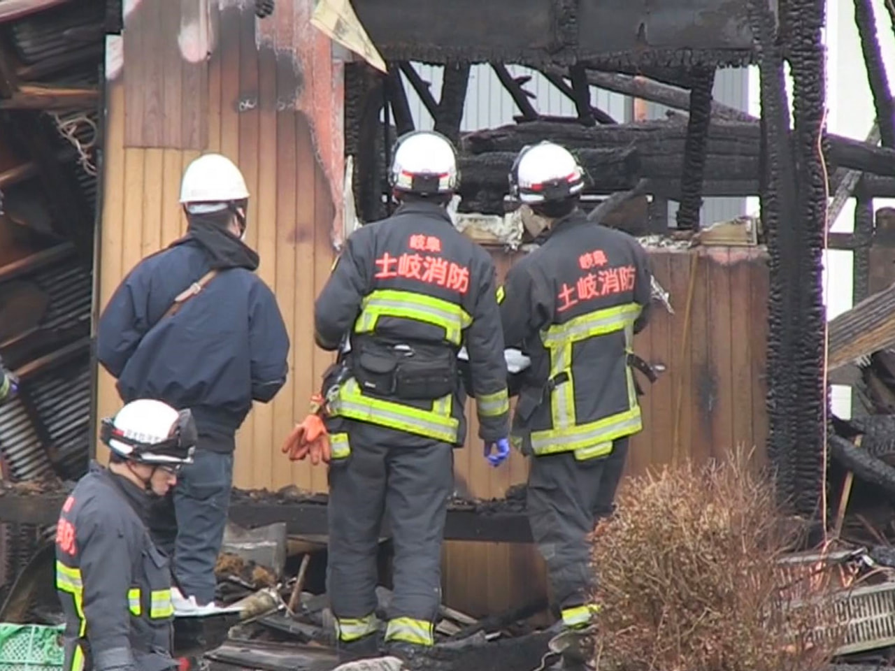 １０日未明、土岐市で住宅など４棟が焼ける火事があり、高齢の女性１人が病院に運ばれ...