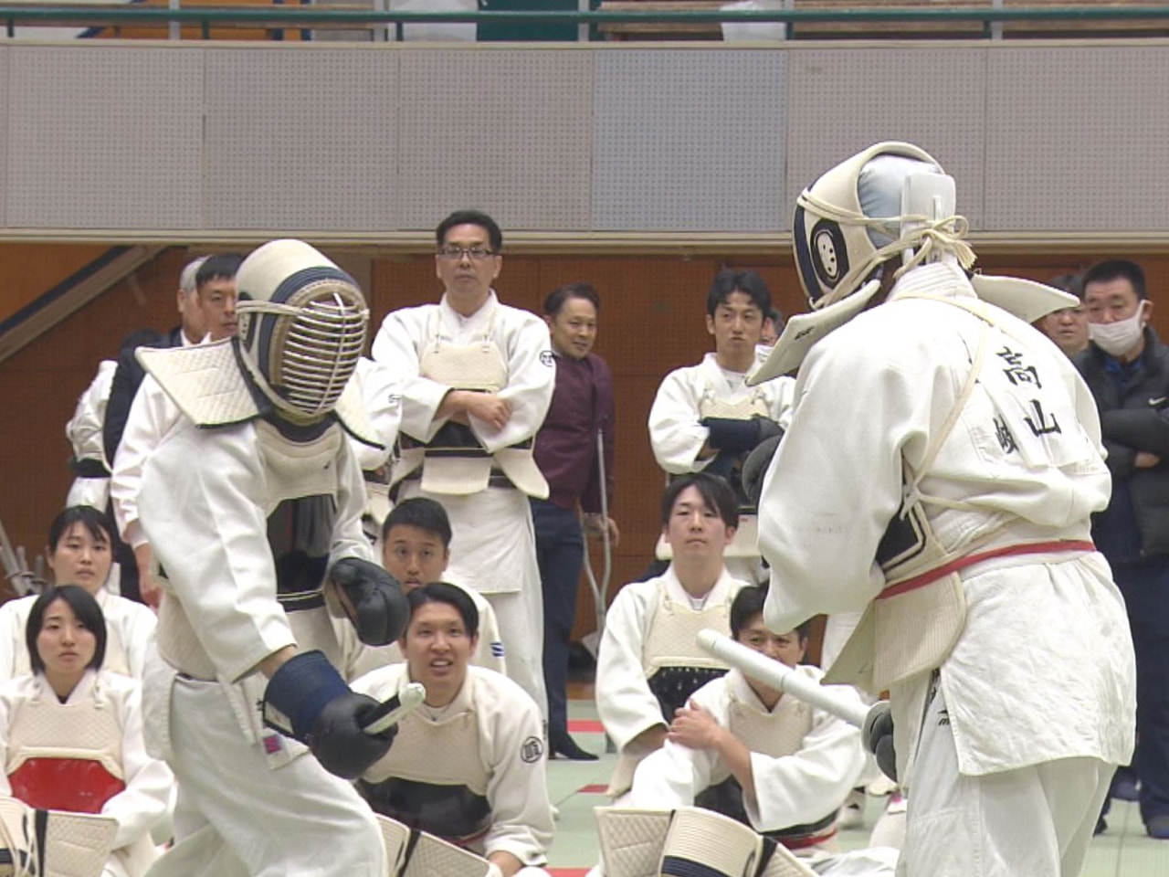 犯人逮捕の技術を競う県警の逮捕術大会が岐阜市で開かれ、警察官が日ごろの鍛錬の成果...